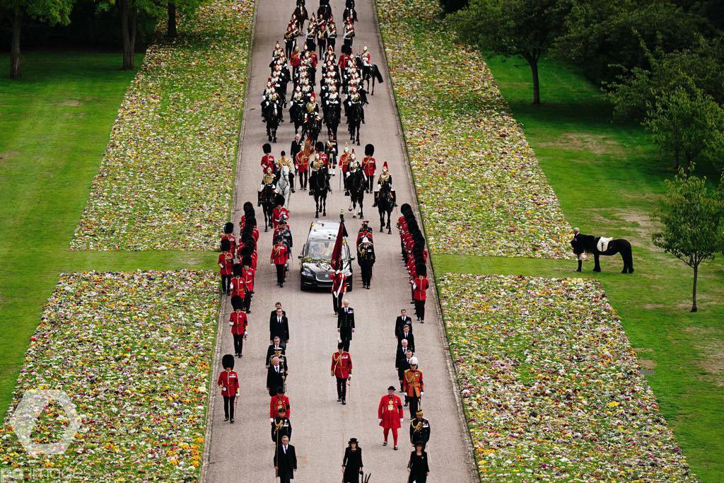 byEmilyAndrews's tweet photo. This is one of the defining images for me today; the Queen’s fell pony Emma waits for her mistress to come home. She was still riding as recently as June. HM made history; she has become history. A very moving day when so many people came to pay their respects. #TheQueen https://t.co/HjDKkMYwf7