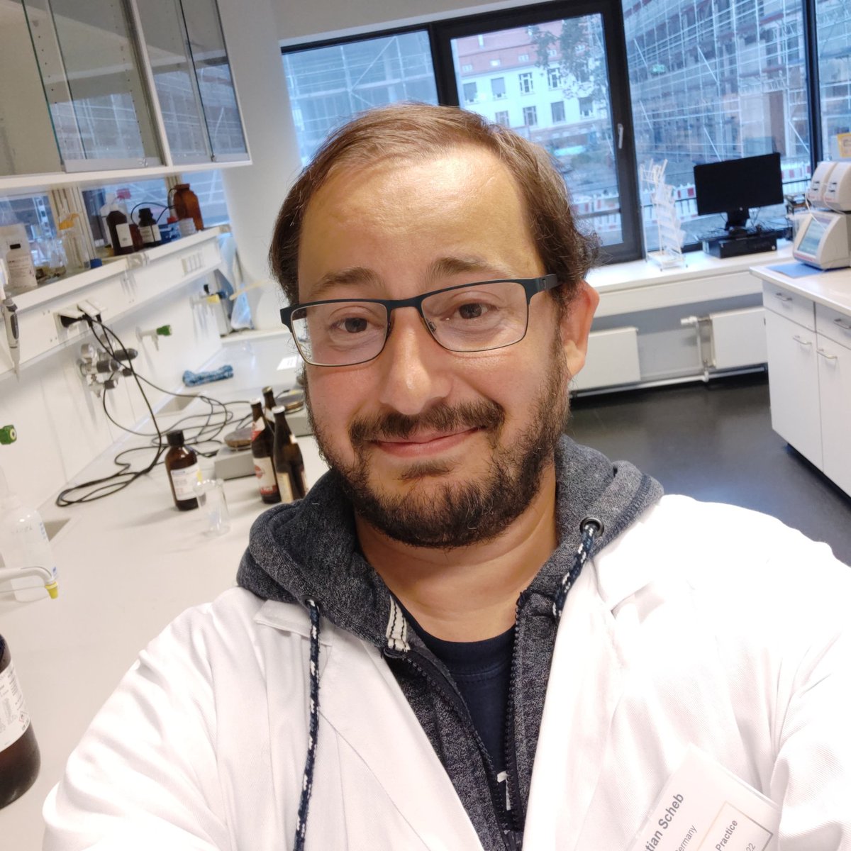 schebraeu's tweet photo. I'm in a #brewing lab, wearing a #labcoat 🥼, and doing actual brewing laboratory stuff! The next 2 weeks I'm attending a brewing intense course at VLB Berlin 🤩🍺 #goingpro https://t.co/T0d6pGP4gd