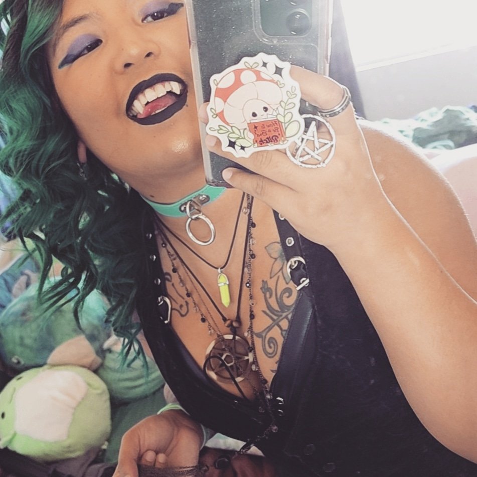 Ceri11596's tweet photo. I demand to be spoiled! Lots of pretty shiny things for a pretty girl 😋
#findom #paypig #SugarDaddys #sugarmommyneeded https://t.co/CUFQpQCWLE