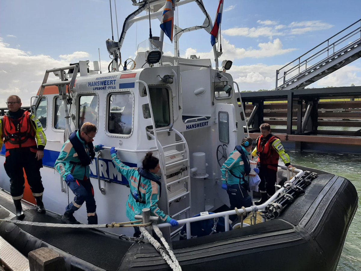 Alarmering vanmiddag 13:30 voor twee personen te water nabij Walsoorden. Beiden gered door onderzoeksvaartuig en door ons verzorgd en aan wal nagekeken door ambu. Artikel op onze website --> bit.ly/3S8RpK4