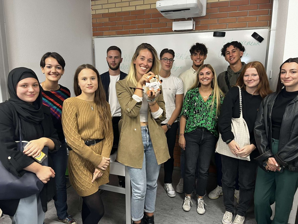 Corentin_Lcs44's tweet photo. [TOUR E-MEDIA]🦊

Pour le début de la 2eme semaine, nous avons rencontré @ChabOcey, journaliste mais surtout entrepreneur.

Un grand merci d'avoir répondu à nos questions et de nous avoir donné des conseils 🙏

@iscpalyon #tourEmedia @RookieIscpa #teamiscpa #G4 #journalisme https://t.co/SaRZLHPPZ0