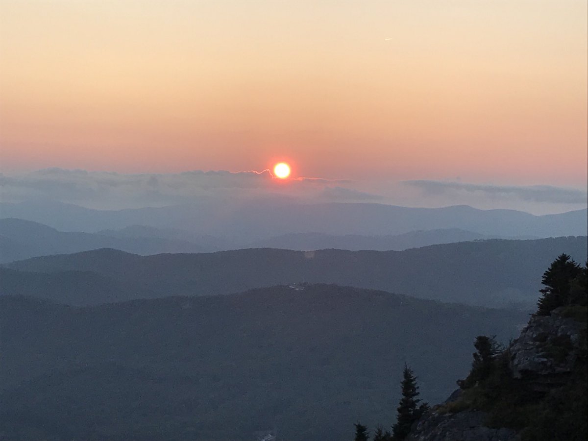 hiker_mary's tweet photo. An absolutely beautiful weekend to be on Grandfather Mountain. Hiked the Woods Walk, some of Black Rock, and the perimeter woods of McRae Meadows. โฆ@GrandfatherMtnโฉ #gloriousviews #sunset #blueridgemountains #mountains #hike https://t.co/IpnNt4oJzv