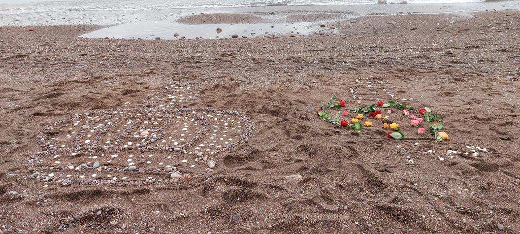A lovely funeral. A beach tribute from Teignouth #QueenElizabethII