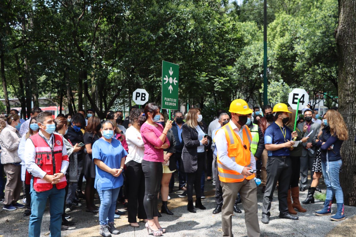 Tu_IMSS_CDMXSur's tweet photo. Nos sumamos a este #simulacro para promover la cultura de la #ProtecciónCivil, el  #IMSSCDMXSur participa en el #SimulacroNacional2022 #SimulacroIMSS https://t.co/dDDHRxJSxV