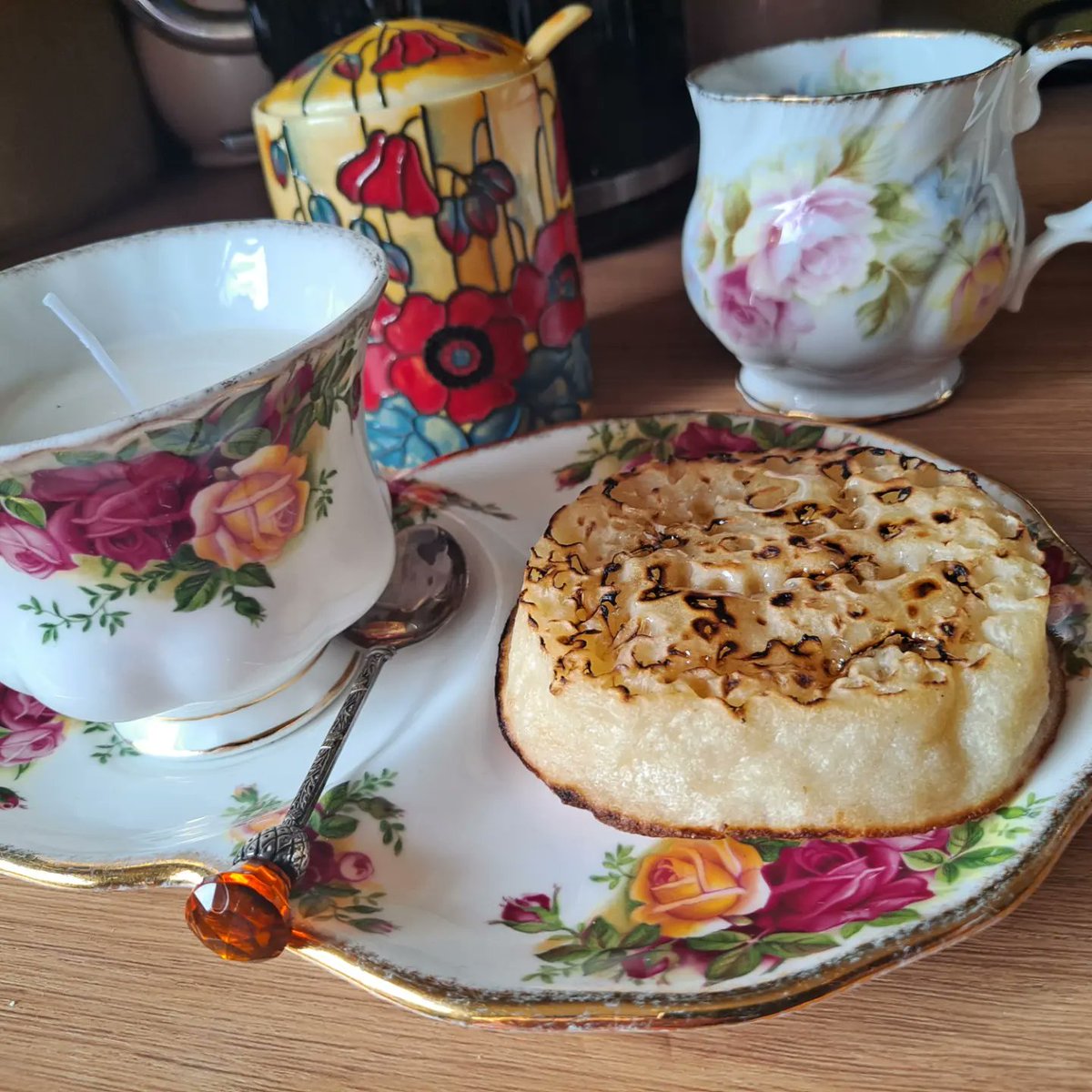 Michell61929205's tweet photo. Best china out to say farewell to Her Majesty Queen Lizzie II, the millitary were fabulous today as the send off was most spectacular #crumpet #QueenElizabethIIStateFuneral #proudtobebritish #solopiper https://t.co/g8YMVSslXG