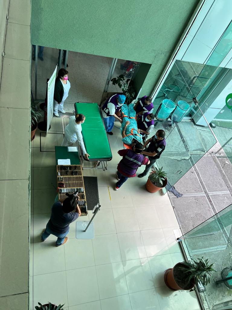 Imss_Pue's tweet photo. El #IMSSPuebla realiza evacuaciones de unidades médicas y administrativas, nos sumamos a la cultura de #ProtecciónCivil. #SimulacroNacional2022. #SimulacroIMSS https://t.co/SLKNQ1owFV