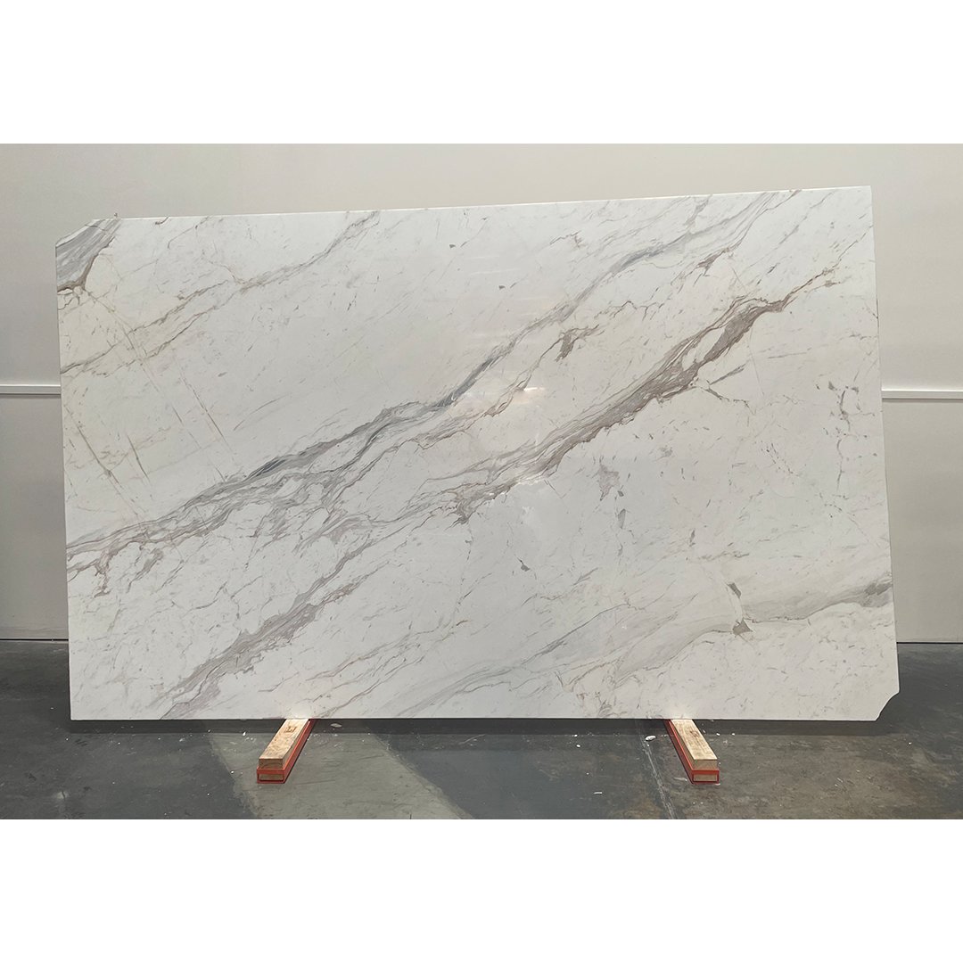 evolvsurfaces's tweet photo. Featuring tonal variations of classic #Calacatta #marble, Calacatta Cremo is comprised of veins of caramel, tan, and deep vanilla set against a cream background. 
.
.
.
#naturalstone #homereno #kitchen #bathroom #tiles #countertops https://t.co/Hye1bYfMIv