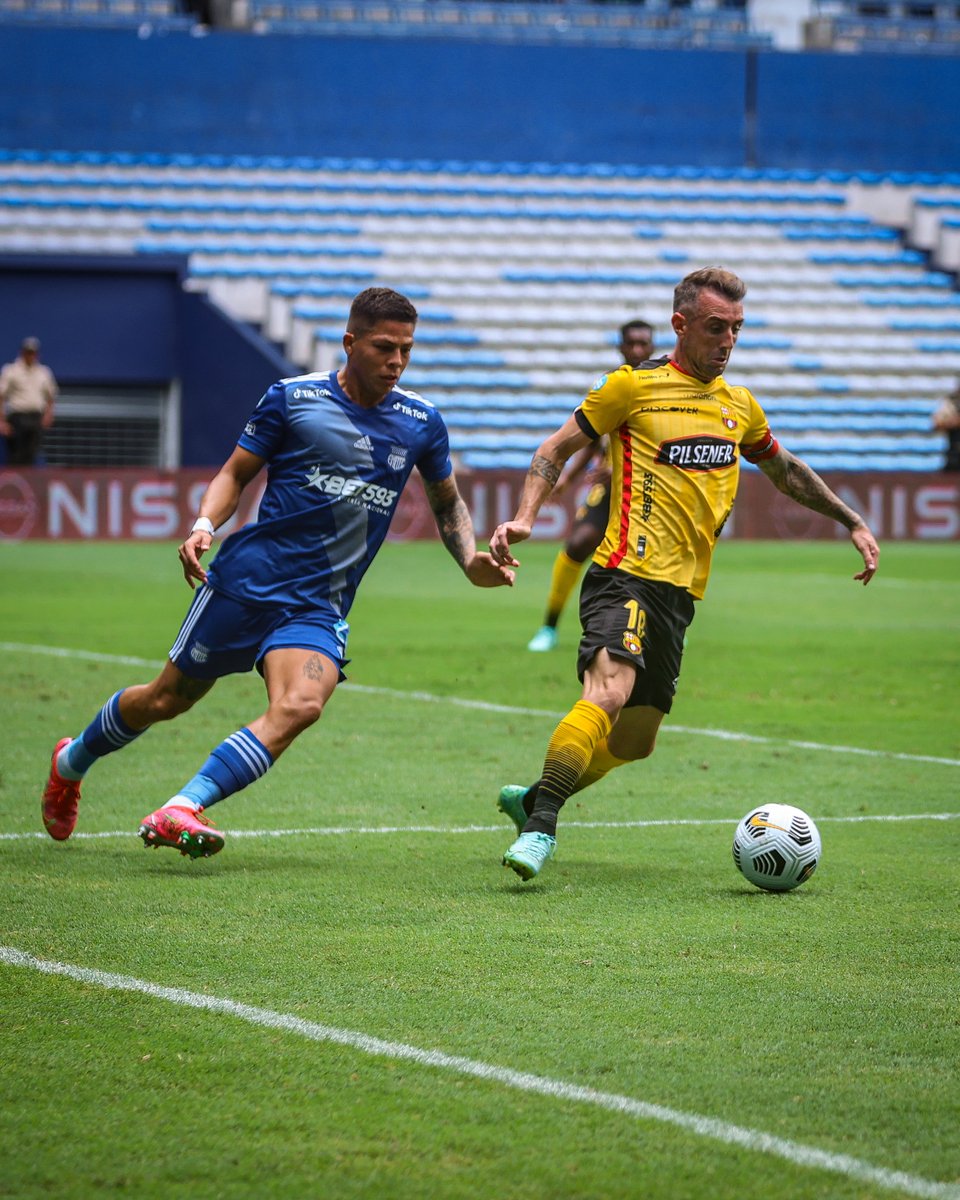 BarcelonaSC's tweet photo. ¡Inició el segundo tiempo! ⚽️🔛

#ClásicoDelAstillero #VamosÍdolo 🟡⚫️ https://t.co/I7Pp8WI78U