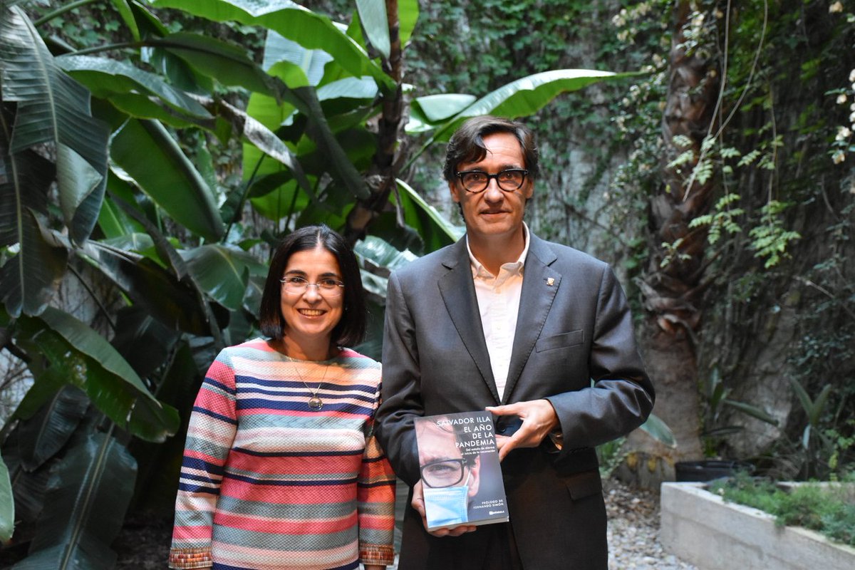 sanidadgob's tweet photo. La ministra @CarolinaDarias asiste este lunes en #Barcelona a la presentación del libro 'El año de la pandemia' de @salvadorilla, prologado por el director de Centro de Coordinación de Alertas y Emergencias #CCAES @sanidadgob, Fernando Simón. https://t.co/fgREWN51JI