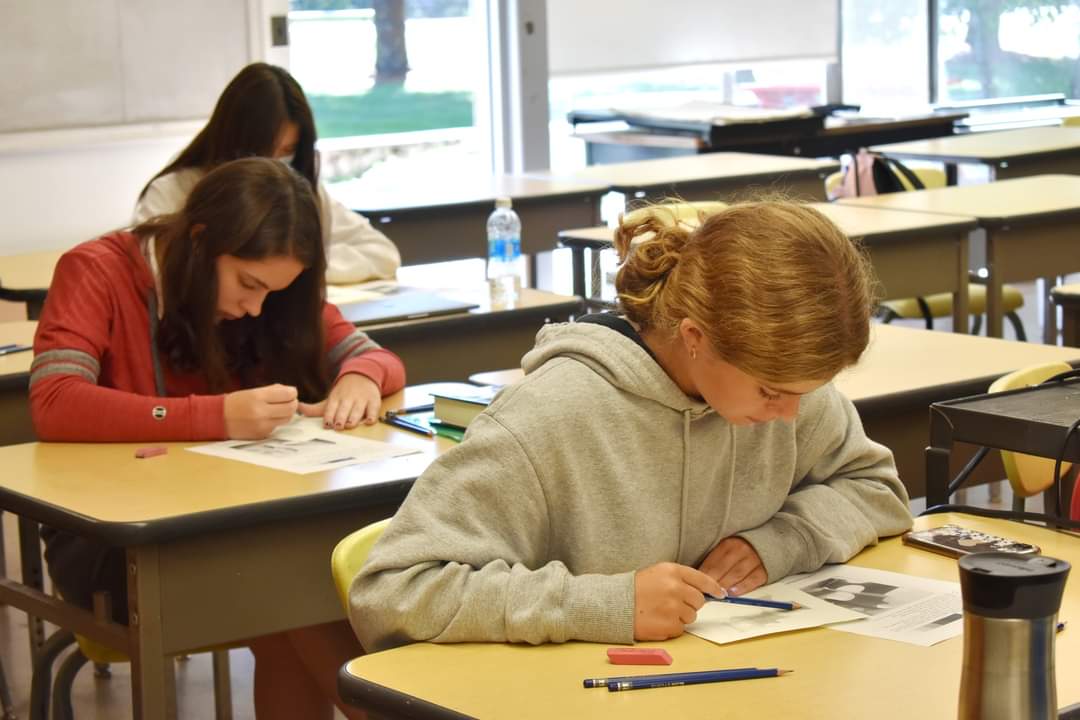 sbs_saints's tweet photo. These visual arts students worked on still life portraits, shading and pottery during our first full week of school.
#LoveBeingASaint #ArtsInEdWeek https://t.co/rc526sTzDS