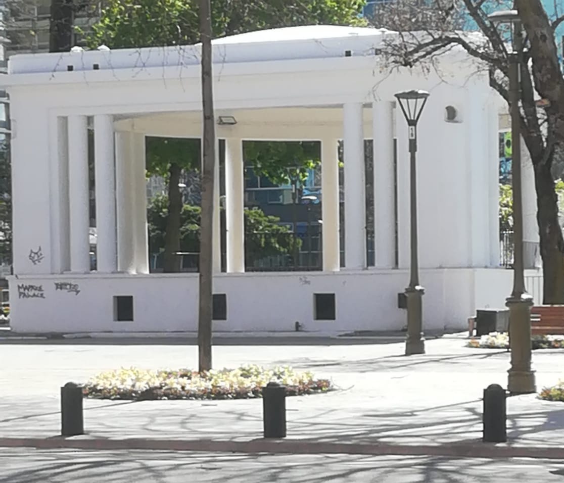 totitrox's tweet photo. La estupidez de rayar todo por parte de pseudo artistas. No duró ni una semana el Odeón de la plaza independencia de Concepción. @Muni_Concepcion @DPPBiobio https://t.co/AYIwVU4veI