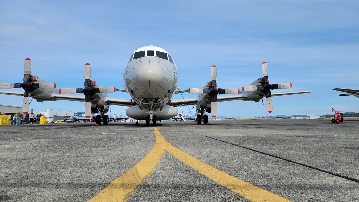 AKOLSTADPHOTOS's tweet photo. #naswi hosted an open house. This year it seemed 📸 friendly ! #Avgeeks https://t.co/o3w1cYkrko