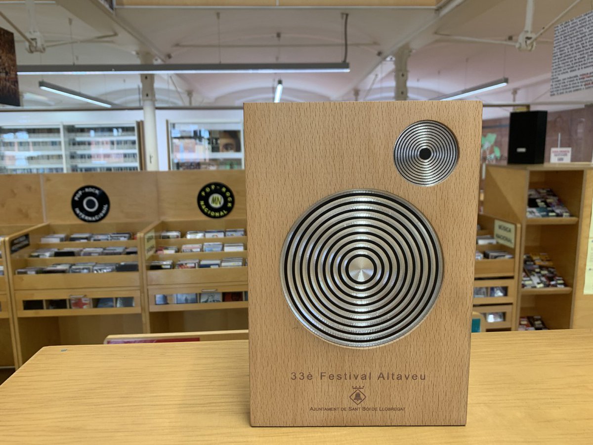 sants3radio's tweet photo. La Biblioteca Vapor Vell de Sants rep el  #PremisAltaveu per la seva labor de difusió i divulgació de la música al barri. Al #SantsMontjuïcAlDia ens ho explica la Mònica Medina, directora de la @bibvaporvell, que està especialitzada en músiques urbanes.

📻https://t.co/g9yAdBVzRi https://t.co/pspkv1Aueo