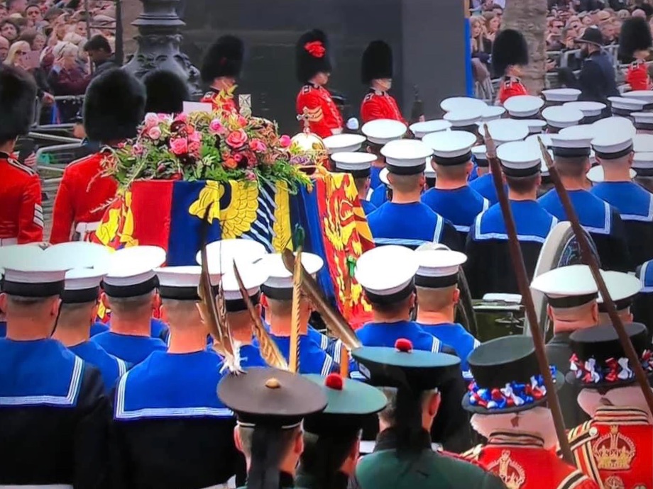 MrsGm68's tweet photo. Proud of our Portsmouth Navy gun carriage and HMS Collingwood for taking our Queen safely to her final resting place 💜 ❤️🤍💙🇬🇧👑 @RoyalFamily https://t.co/E595Qn2857