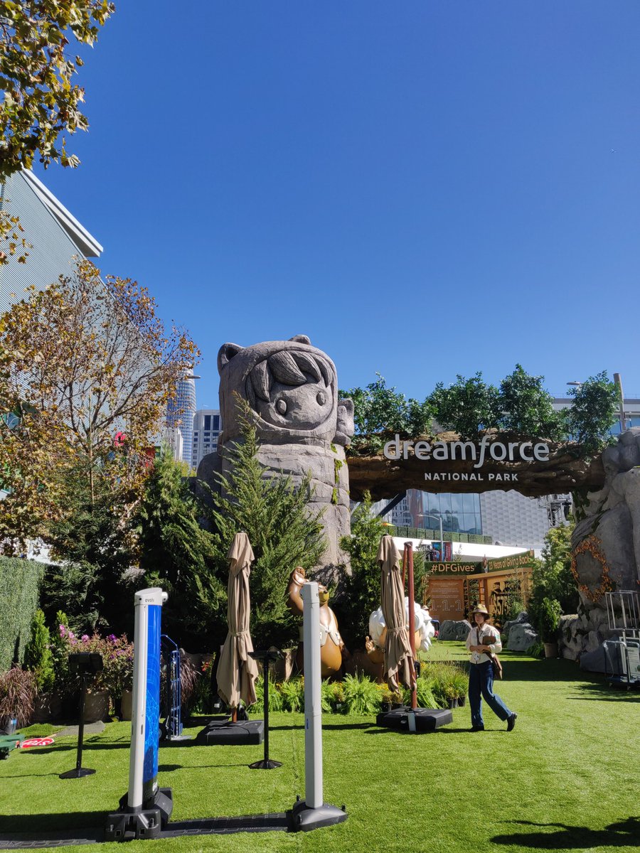 sohamdesai1994's tweet photo. Time for the city to turn @Salesforce Blue! @Dreamforce #Dreamforce #dreamforce2022 @smsmagic 
@Karanmagic @sandipmore https://t.co/LSK0CjP6PG