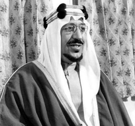 Abdulatif_MH's tweet photo. الشيخ 
#محمد_بن_سعد_بن_بخيّت
..
بعد وفاة الملك عبدالعزبز 
اختاره #الملك_سعود @kingsaud 
قارئاً للدروس العلمية في مجلس جلالته 
في أغلب أيّام الأسبوع 
وإماماً له في فتراتٍ متفاوته
كما كان إماماً له في شهر رمضان المبارك 
في إحدى سفراته بالخارج 

3️⃣ #يتبع https://t.co/wCJlJknDgU