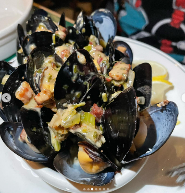 TheEatGuide's tweet photo. Good morning! Letโs start this Monday morning out with a smile.๐โจ๐ฅ๐
Grab this Steamed Mussles Pigalle at Place Pigalle.
๐@placepigalle ๐ฅ
๐ธ@spillingthe.beans ๐ฅ
#TheEatGuide #Morningfoodie #steamedmussles #visitseattle #seattlewashington #seattlewa #seattleblogger https://t.co/YjcrKr7Xzt