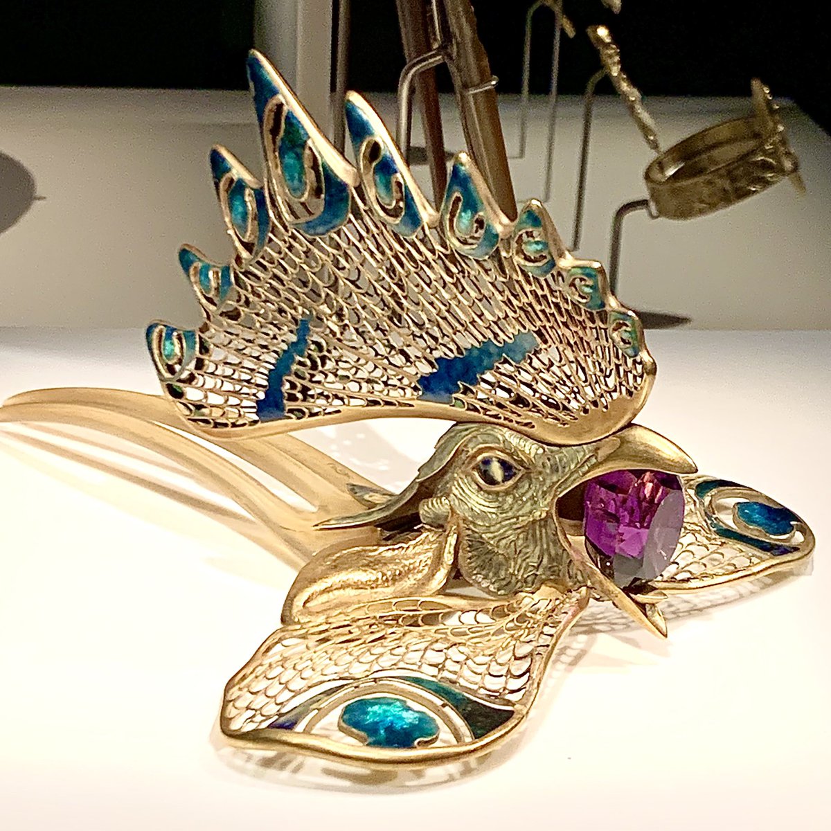 LivyEtoile's tweet photo. À l’Hôtel de la Marine, #TheAlthaniCollection accueille les chefs-d’œuvre du Musée Calouste Gulbenkian jusqu’au 02/10 et si l’on en prend plein les yeux, au fil du parcours, je vous invite à découvrir ma pièce favorite : un diadème Art Nouveau signé René Lalique (~1900). ⬇️ https://t.co/jYyzMNS8Ar