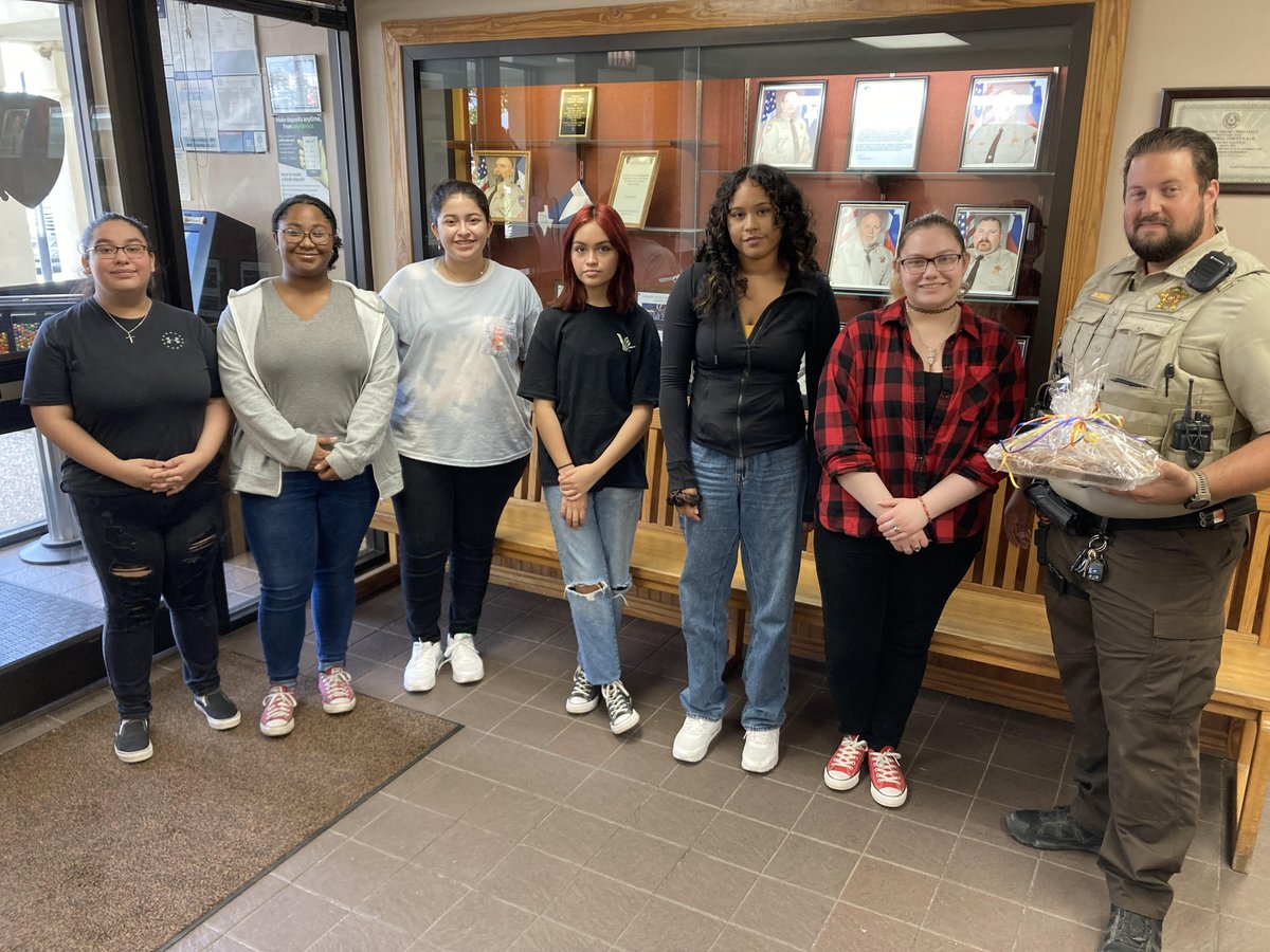 culinaryartslhs's tweet photo. LHS Culinary department and The Lockhart Chamber of Commerce deliver homemade treats to the First Responders on Friday, Sept. 16th. 🤠
#LHSCulinaryArts
#CTELockhart
#LHS
#LockhartHS
#LOVEMYLISD
#Lockhart4People
#LockedonExcellence
#UnLockingPotential
#LockhartLeading https://t.co/pEeqNl1TNi