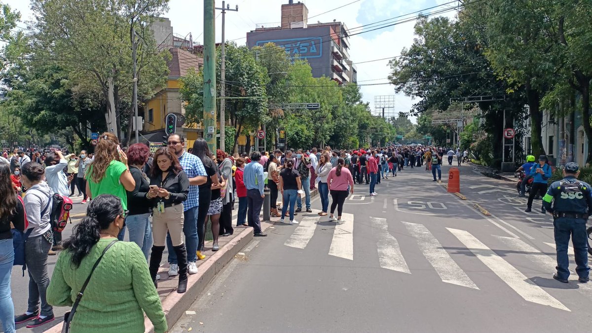 UnoNoticias's tweet photo. #ÚltimaHora #AlMomento 

#Sismo paraliza a la CDMX, ¿dónde lo sentiste? https://t.co/uHKjK0HBAB