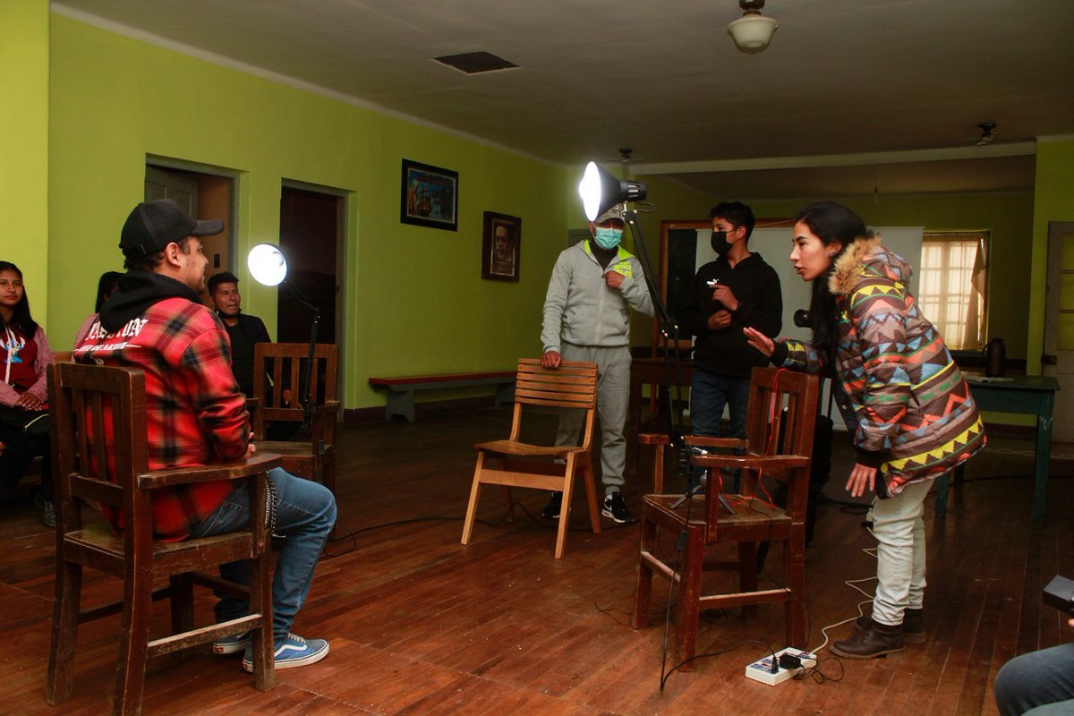 adecinebolivia's tweet photo. Hasta la comunidad minera de #Catavi llegó el ciclo de formación técnica y práctica sobre cinematografía impulsado por la #ADECINE, la #FCBCB, el -#CRC y la Escuela de Cine¨La Fábrica¨ https://t.co/zHPzH2DVb8