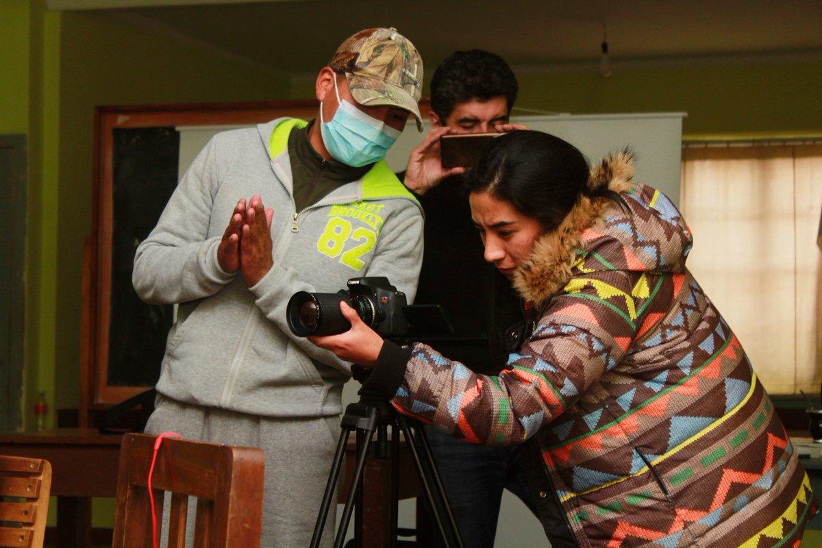 adecinebolivia's tweet photo. Hasta la comunidad minera de #Catavi llegó el ciclo de formación técnica y práctica sobre cinematografía impulsado por la #ADECINE, la #FCBCB, el -#CRC y la Escuela de Cine¨La Fábrica¨ https://t.co/zHPzH2DVb8