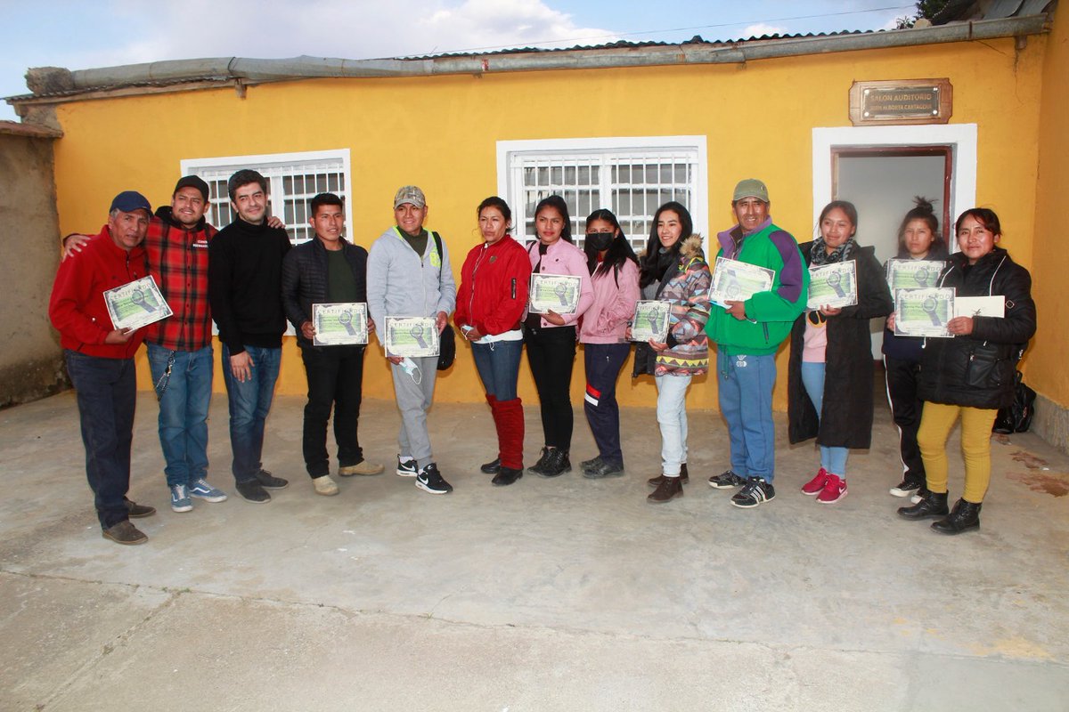 adecinebolivia's tweet photo. Hasta la comunidad minera de #Catavi llegó el ciclo de formación técnica y práctica sobre cinematografía impulsado por la #ADECINE, la #FCBCB, el -#CRC y la Escuela de Cine¨La Fábrica¨ https://t.co/zHPzH2DVb8
