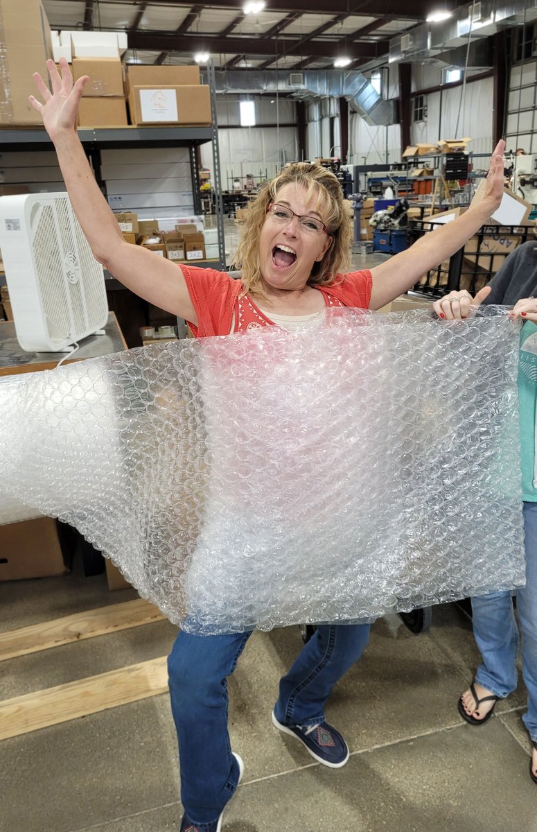 apollo_mfg's tweet photo. Karey found the bubble wrap. #apollo #funtimes #bluepony https://t.co/1rgcjdz0Fk