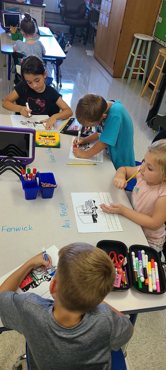 ParkviewSD's tweet photo. Check out Mrs.Laursen's 1st Grade class writing thank you letters to a local trucking company, LYNN Transportation! 🚛

They have been busy talking about community helpers and last week was National Truck Driver appreciation week! #ParkviewCrew! https://t.co/JgCJgxbRhb