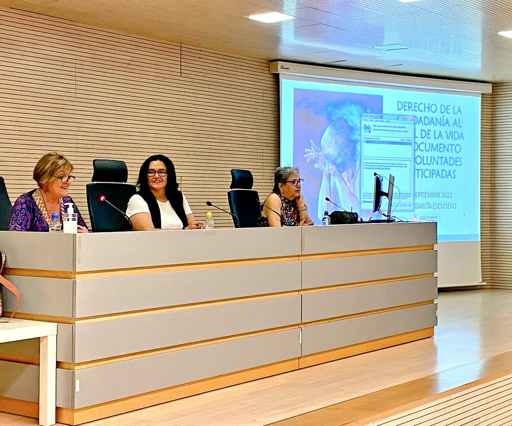 LuisaNotario's tweet photo. 🟠Formem al personal municipal de l'@AjuntamentVLC sobre els drets al final de la vida perquè puguen informar degudament a la ciutadania sobre els aspectes que regula la llei #Eutanàsia #MortDigna https://t.co/uRpUO7nuRk