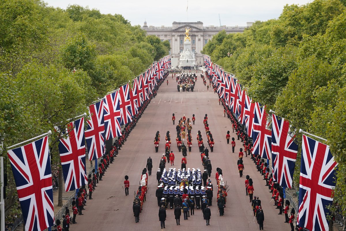 voguemagazine's tweet photo. Scenes from Queen Elizabeth II's state funeral today. The royal procession marched through London in a powerful display, from Westminster Hall, where the coffin has been lying in state, to Westminster Abbey for the funeral service. https://t.co/skNfXuO7aG https://t.co/65DHpuvAdI