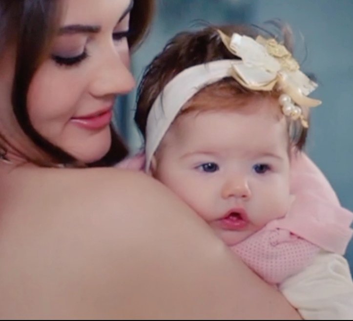 rosee_yu's tweet photo. Esra'nın papatya sevmesinin bir değil iki nedeni varmış 🥺🖐️
#AşkMantıkİntikam https://t.co/aMLpJxyfBC