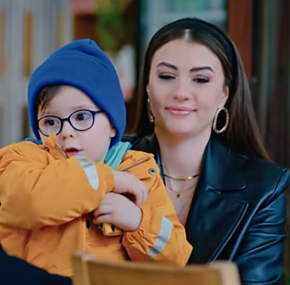 rosee_yu's tweet photo. Esra'nın papatya sevmesinin bir değil iki nedeni varmış 🥺🖐️
#AşkMantıkİntikam https://t.co/aMLpJxyfBC