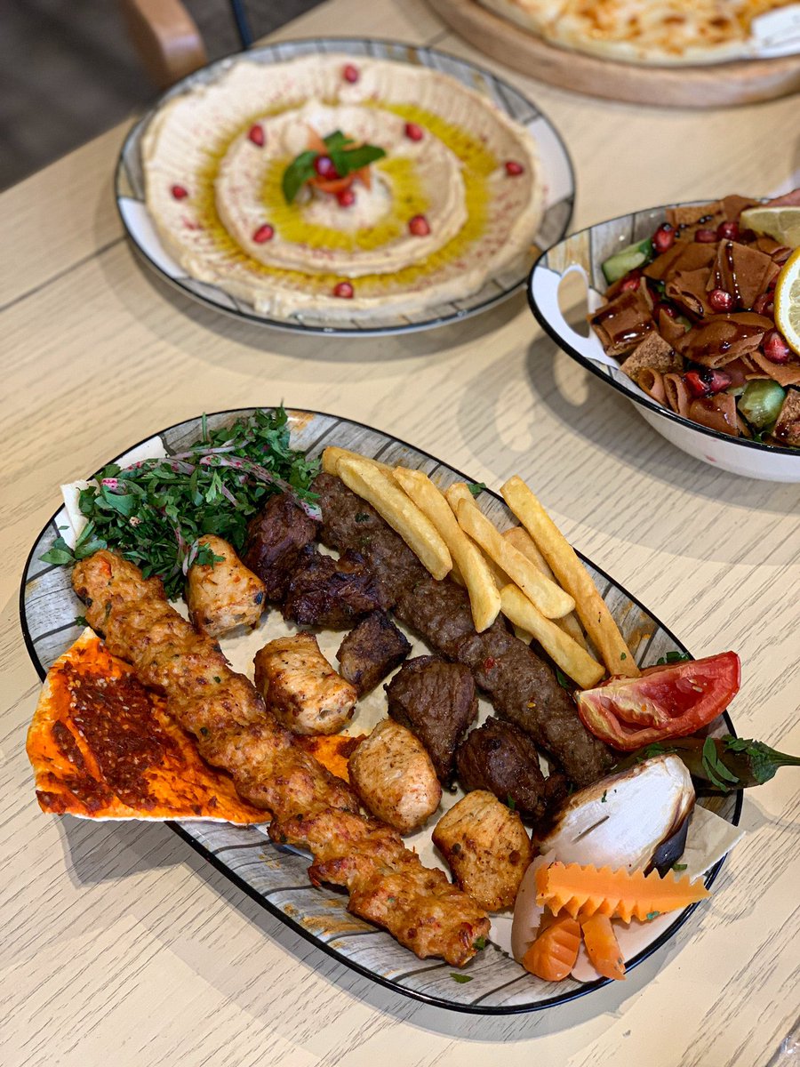 ask_riyadh1's tweet photo. الصاج الفيروزي 😍♥️
مطعم جميل يقدم أطباق متنوعة ولذيذة مابين مقبلات ومشويات وبيتزا وفطائر وشاورما وعصائر عندهم منيو خاص بالفطور الخدمة ممتازة والأطباق لذيذة خاصة مشكل مشاوي وبيتزا بييروني مقدمين ٥ دعوات ضيافة والسحب من الرتويت 🔥
📍حي السليمانية - شارع الأمير ممدوح بن عبدالعزيز https://t.co/ilbw9RUMOZ