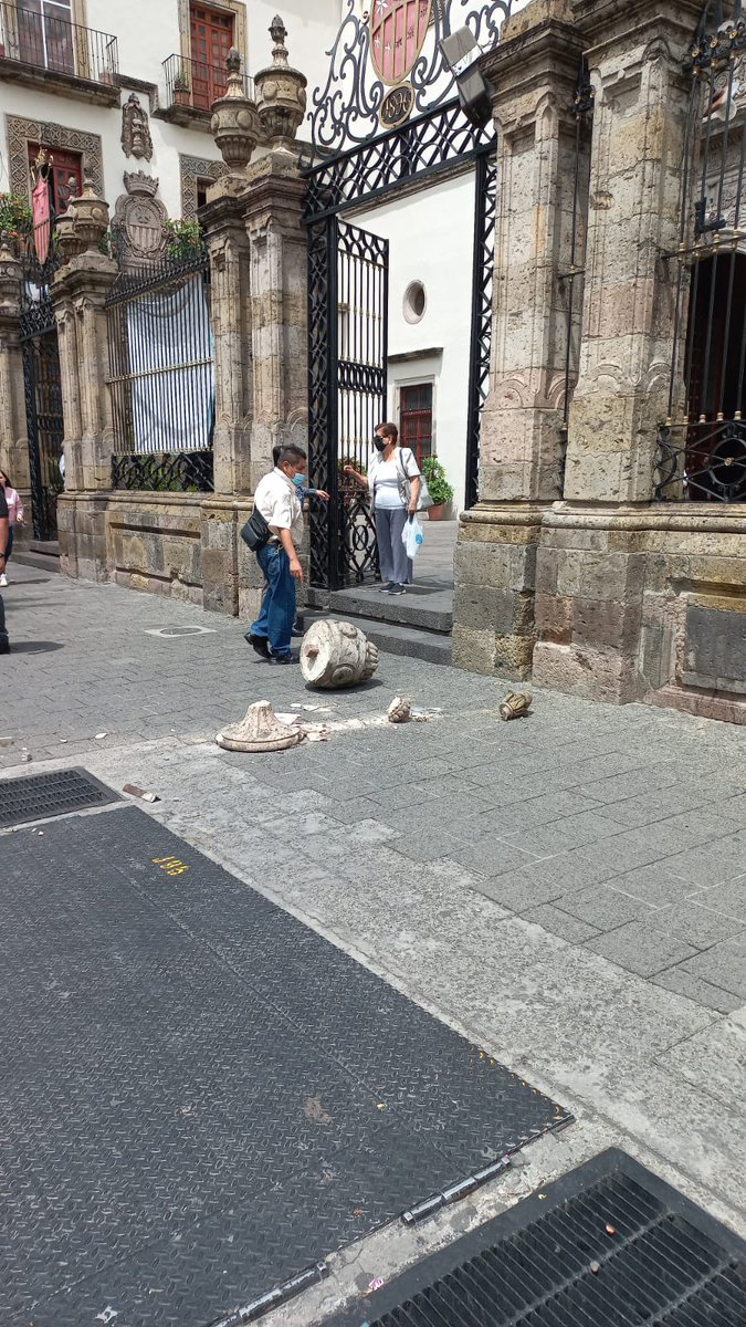 VisorZmg's tweet photo. Daños en el templo de la Merced en centro de Guadalajara, por el sismo de hoy. @Trafico_ZMG, @CANAL44TV y @quierotv_gdl. https://t.co/34czsiz4ZN