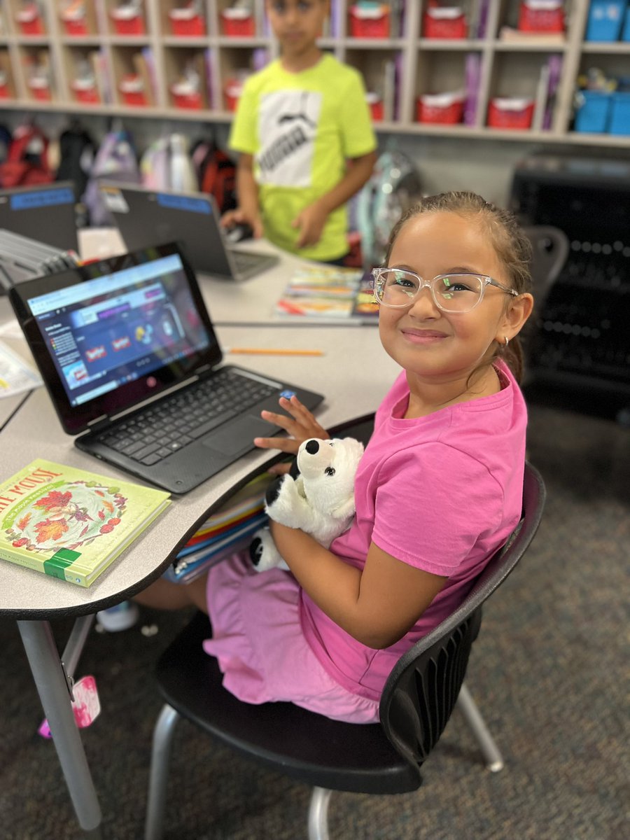 mrsjones72812's tweet photo. We pushed all the buttons (@annkozma723 ) and did a Skittle share in @MicrosoftFlip in @MrsPivonka 3rd grade class @ChrisYungES ! #pwcitc #thinkitflipit https://t.co/1Mu2lvTgBy