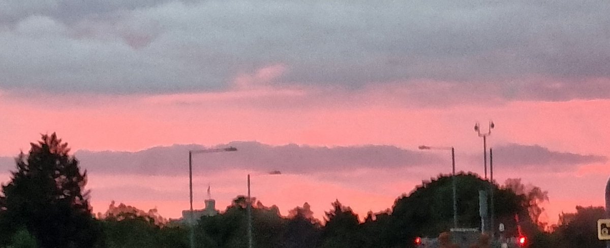 jmadge33's tweet photo. #Windsor sky tonight
You can just make our the round tower.
@RoyalFamily @theroyalparks @TheCrownEstate #QueenElizabethIIStateFuneral #QueenElizabethII #History https://t.co/cCvlVT1QZv