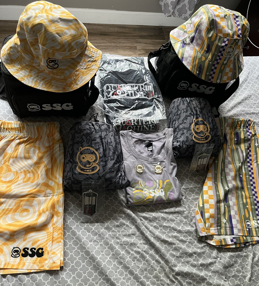 WeekdayDad_Com's tweet image. Reason #2,378 why you should be a @QuarterMachine #NFT hodler if you aren’t already…

For owning two @Spacestation gaming material items, I was rewarded with this sick shipment from their summer collection!  

Like Wuuuuuttt 🤯 You all better get in on this!