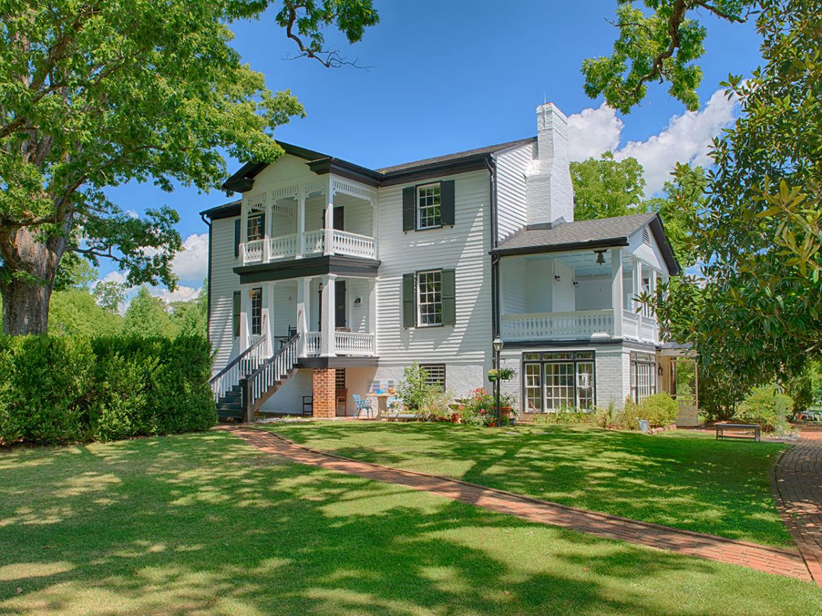 CentralVaFarms's tweet photo. Beautiful Country Home on 10+/- acres with two cottages &amp; a pool for sale.  Located 30 minutes east of Charlottesville, VA - https://t.co/0BOXSROrBu https://t.co/jL8lhn4ZUz