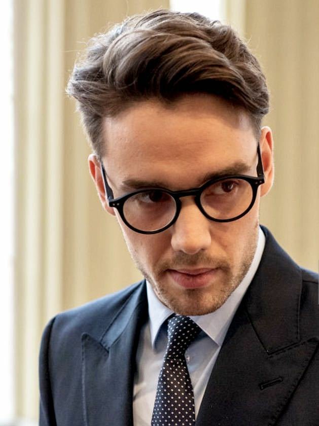 imdenisepisano's tweet photo. Liam Payne with glasses ; a necessary thread. https://t.co/DacTT7ttM9