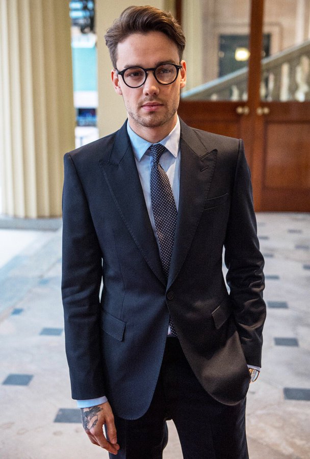 imdenisepisano's tweet photo. Liam Payne with glasses ; a necessary thread. https://t.co/DacTT7ttM9