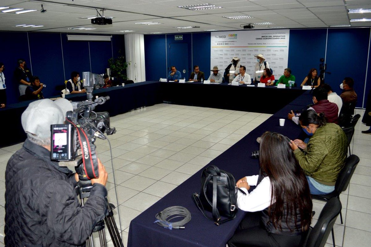hjdsolis's tweet photo. En Oaxaca hoy realizamos la conferencia de prensa para el inicio del #CensoAgropecuario2022 acompañados por productores del campo y del subsecretario de @Sedapa_GobOax, Lino Velásquez Morales. Contar lo que es importante para el campo, es importante para México. #INEGI https://t.co/V6Hm06jumM