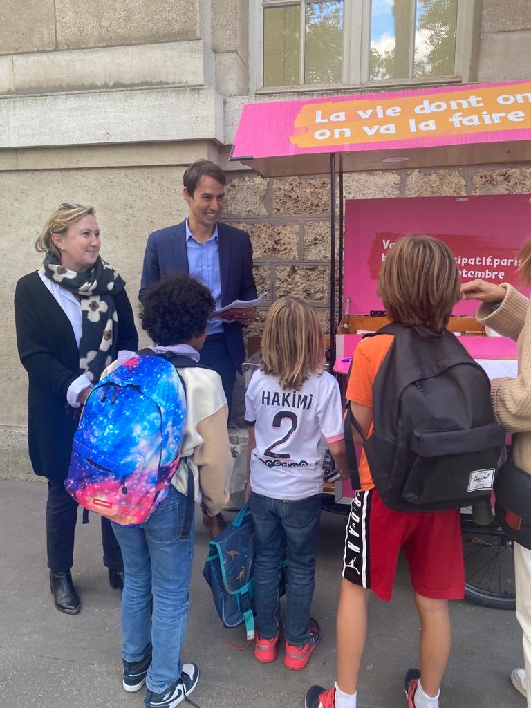 mairie7's tweet photo. 📍@emmadauvergne et @BrunoDelDi présents pour encourager le vote des parents d'élèves au #BudgetParticipatif #Paris7🗳 devant l’école Duquesne qui a notamment déposé un projet pour refaire la cantine des écoles #Eble #Duquesne. Votez et faites voter ! 🏫 https://t.co/elAwKsctJD https://t.co/oVDvy8pF4j