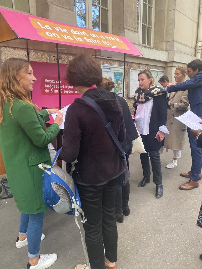 mairie7's tweet photo. 📍@emmadauvergne et @BrunoDelDi présents pour encourager le vote des parents d'élèves au #BudgetParticipatif #Paris7🗳 devant l’école Duquesne qui a notamment déposé un projet pour refaire la cantine des écoles #Eble #Duquesne. Votez et faites voter ! 🏫 https://t.co/elAwKsctJD https://t.co/oVDvy8pF4j