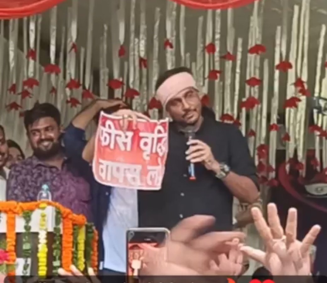 authornilotpal's tweet photo. कल प्रयाग में इलाहाबाद विश्वविद्यालय के छात्रों का चार गुनी फीस वृद्धि के खिलाफ़ संघर्ष देख कर आया हूं।देश के हजारों गांव – कस्बों से चल कर आए इन संघर्षशील छात्रों की मांग एकदम जायज़ है,सरकार और वीसी महोदय से अनुरोध है कि फीस वृद्धि वापस लें। छात्रों को न्याय मिले। जय हो। https://t.co/C4A727MNMH