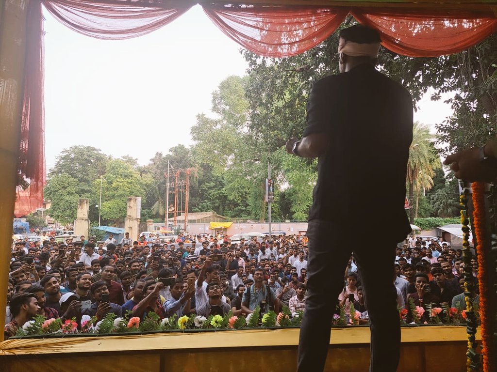 authornilotpal's tweet photo. कल प्रयाग में इलाहाबाद विश्वविद्यालय के छात्रों का चार गुनी फीस वृद्धि के खिलाफ़ संघर्ष देख कर आया हूं।देश के हजारों गांव – कस्बों से चल कर आए इन संघर्षशील छात्रों की मांग एकदम जायज़ है,सरकार और वीसी महोदय से अनुरोध है कि फीस वृद्धि वापस लें। छात्रों को न्याय मिले। जय हो। https://t.co/C4A727MNMH