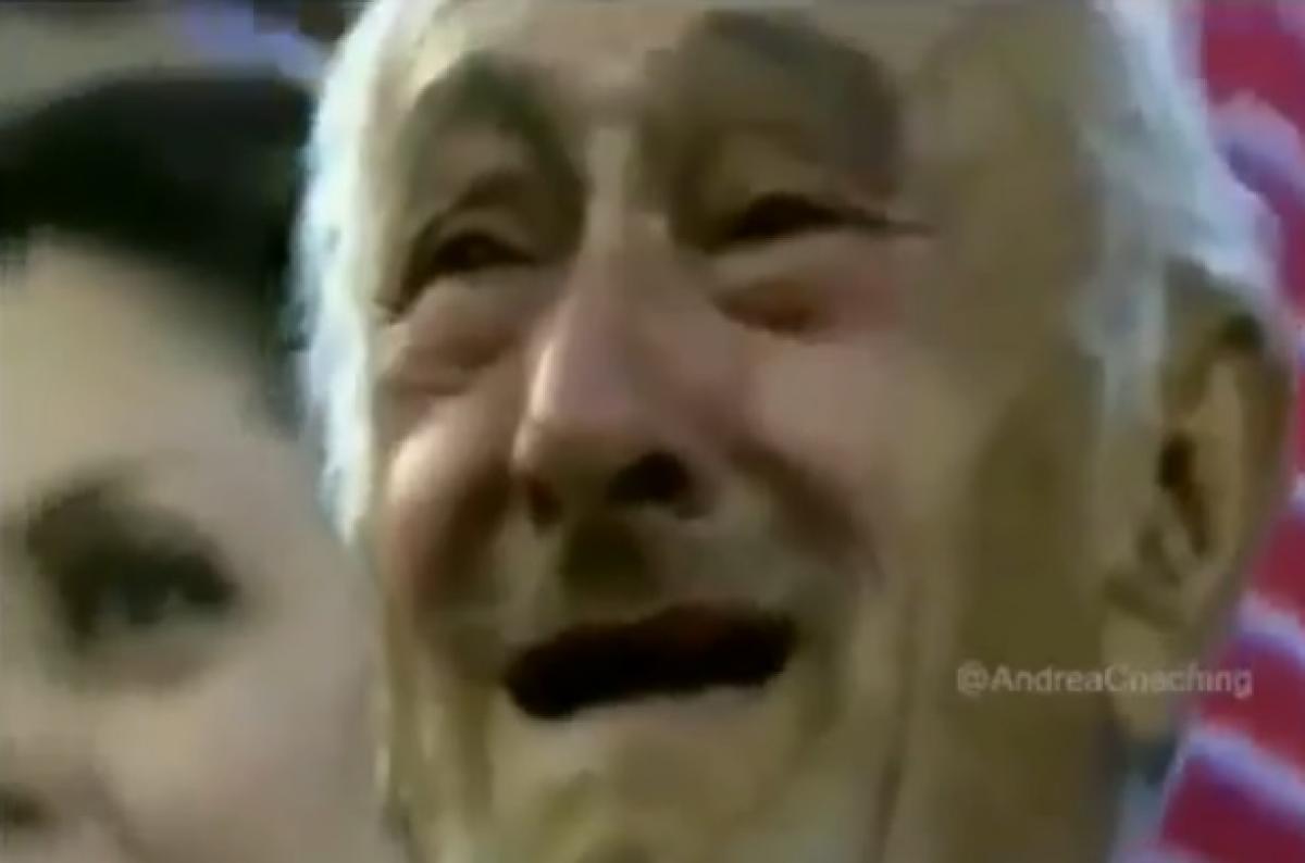 Hoy ha muerto Arturo Oliver Rivero para muchos el abuelo del Málaga cf, las imágenes abrazado a su nieto sufriendo y disfrutando por su equipo, simbolizó la pasión de una afición, seguro que desde el cielo seguirá animando, harían falta más como el, memoria, compromiso y fe