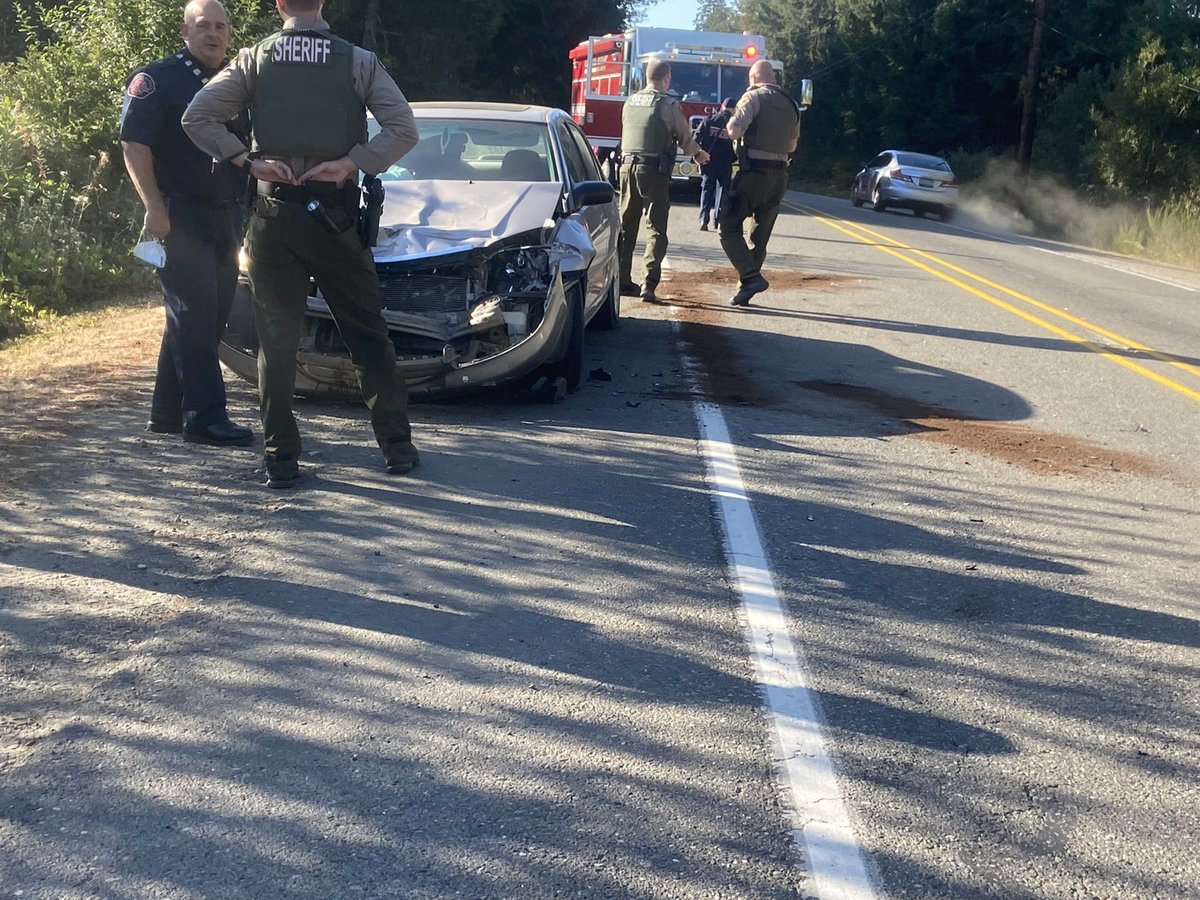 GriswellJeff's tweet photo. This happens this morning, she hit me I hit a car in front of me. Her window was foggy and the sun was blinding her https://t.co/0FwgRxTkrz