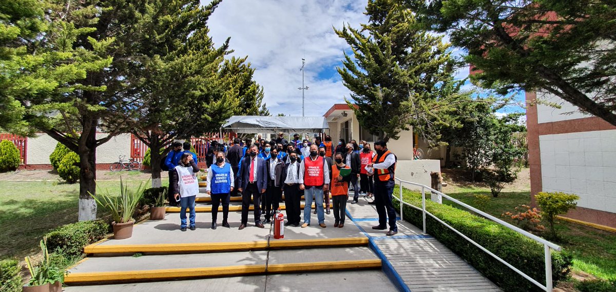 CECyTEHPachuc's tweet photo. En el día Nacional de Protección Civil, la comunidad educativa del CECyTEH Plantel Pachuca llevó a cabo el simulacro de evacuación, para identificar qué hacer y cómo actuar en caso de una emergencia @natycastrejonv @juliomenchaca_ #SimulacroNacional2022
#PrimeroElPueblo https://t.co/vlVcohhKll