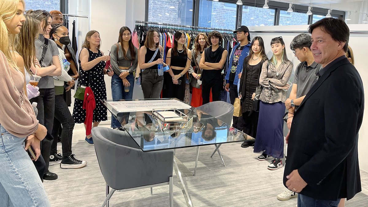 CornellCHE's tweet photo. Last week, CHE faculty Fran Kozen and Kim Phoenix brought 21 @CornellHCD students to NYC for a FSAD New York Study Tour, offering an opportunity to connect with alumni and industry leaders. 

Students visited places like Jump Design and @MichaelKors and networked with 35+ alumni. https://t.co/d2U7XVjLPn